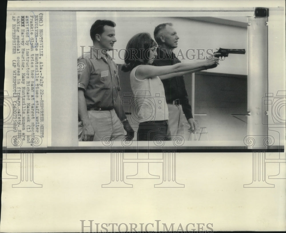 1968 Press Photo Huntsville Times writer Frankie Glynn instructed in firearms