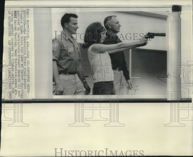 Load image into Gallery viewer, 1968 Press Photo Huntsville Times writer Frankie Glynn instructed in firearms
