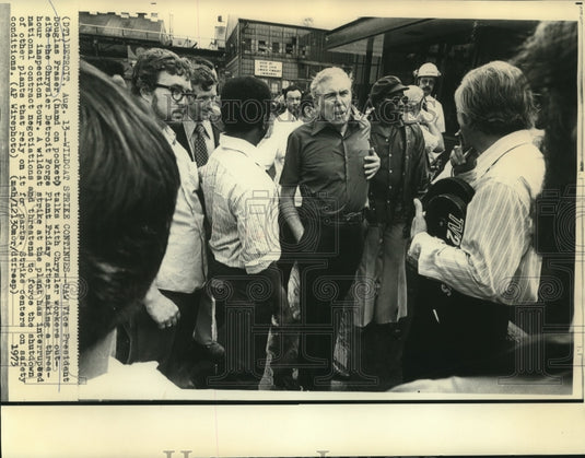 1973 Press Photo UAW Vice President Douglas Fraser talks with striking workers- Historic Images