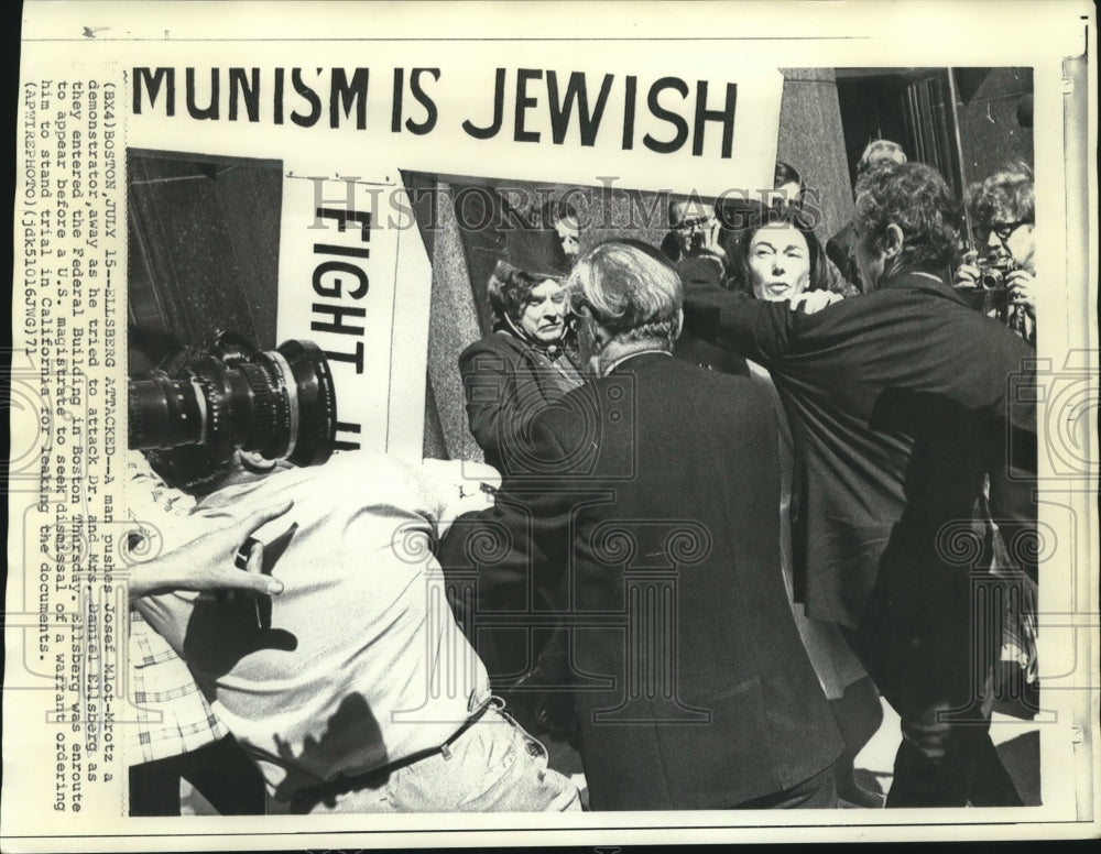 1971 Press Photo Demonstrator pushed away from Dr. & Mrs. Daniel Ellsberg