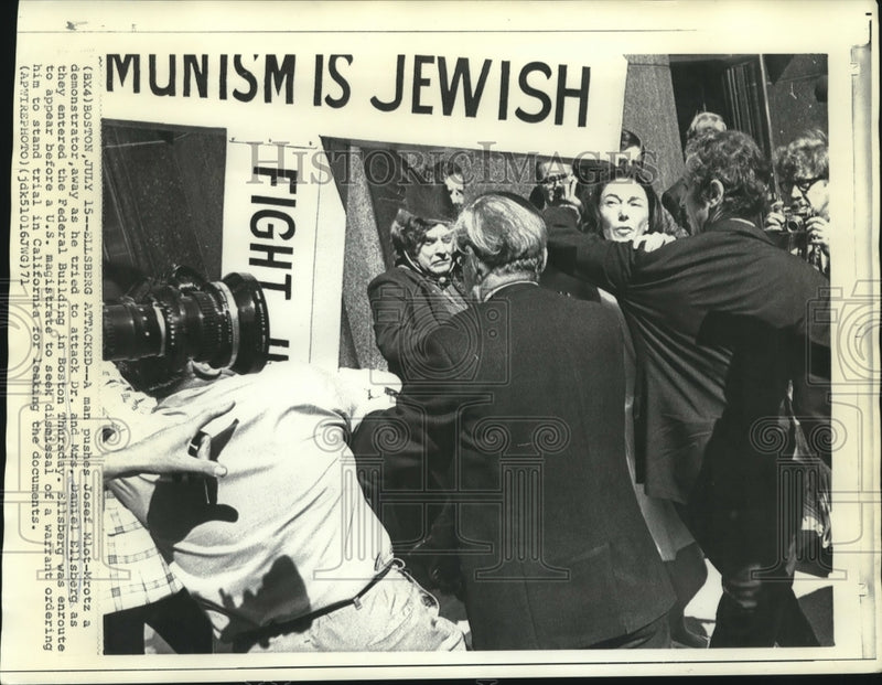 Load image into Gallery viewer, 1971 Press Photo Demonstrator pushed away from Dr. &amp; Mrs. Daniel Ellsberg
