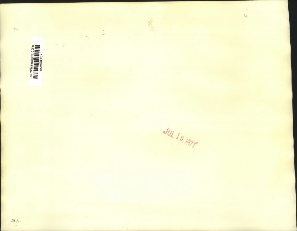 1971 Press Photo Demonstrator pushed away from Dr. & Mrs. Daniel Ellsberg