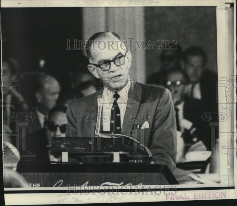 Load image into Gallery viewer, 1968 Press Photo Senator Fulbright speaks at Democratic Platform Committee
