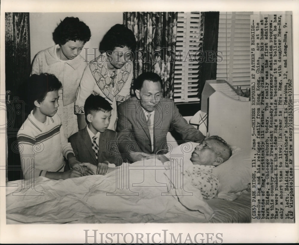 1962 Press Photo Chinese Refugees at father&#39;s bedside in Illinois - now04181