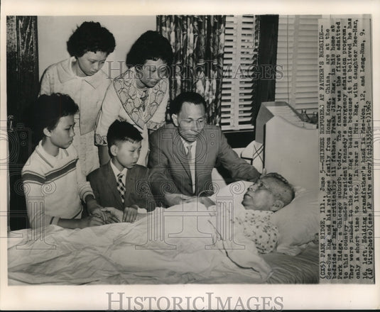 1962 Press Photo Chinese Refugees at father's bedside in Illinois - now04181