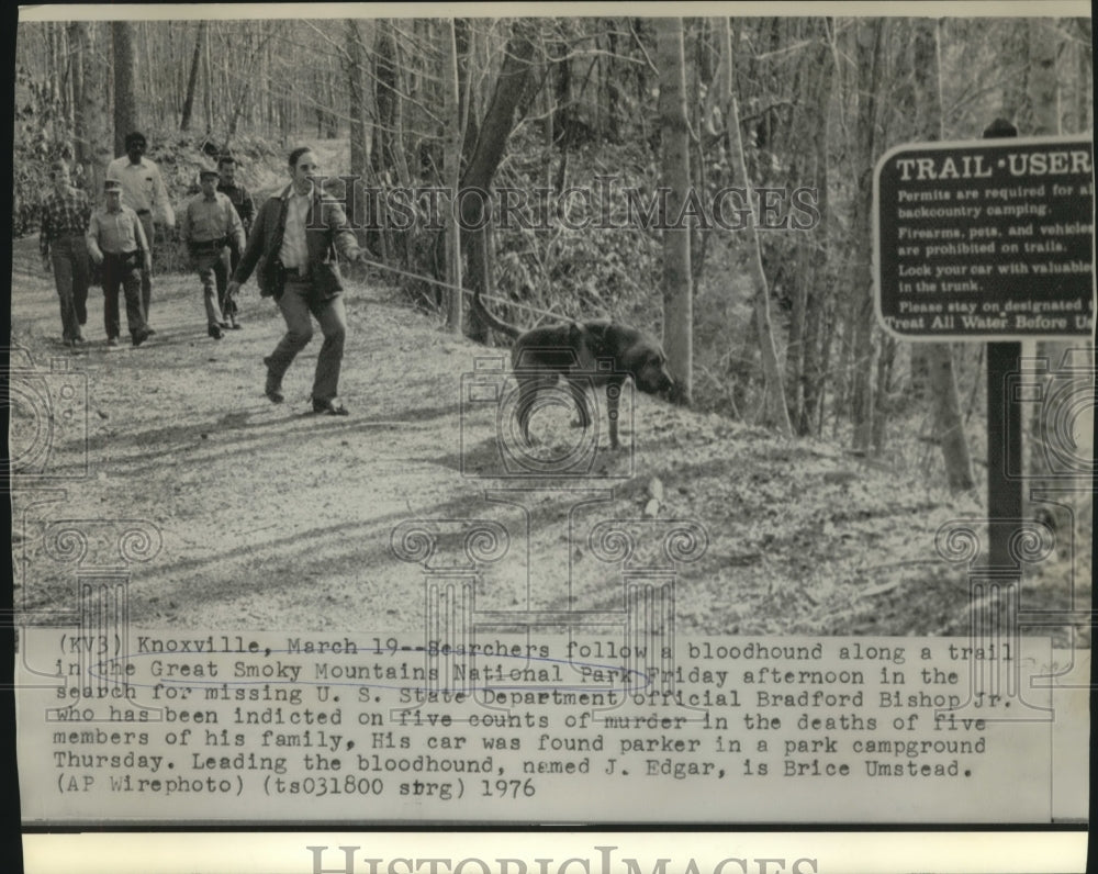 1976 Press Photo Searchers follow bloodhound, J. Edgar, in Great Smokey Mtns.