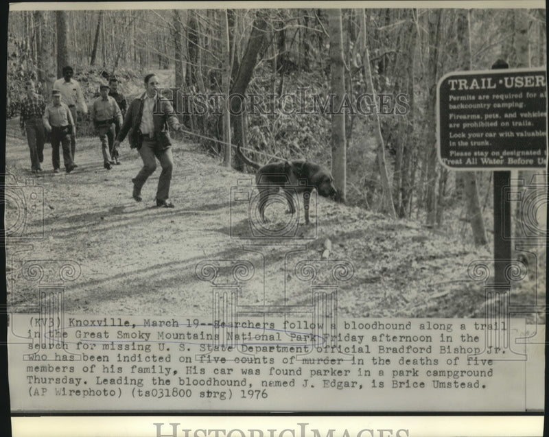Load image into Gallery viewer, 1976 Press Photo Searchers follow bloodhound, J. Edgar, in Great Smokey Mtns.
