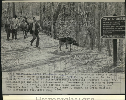 1976 Press Photo Searchers follow bloodhound, J. Edgar, in Great Smokey Mtns.