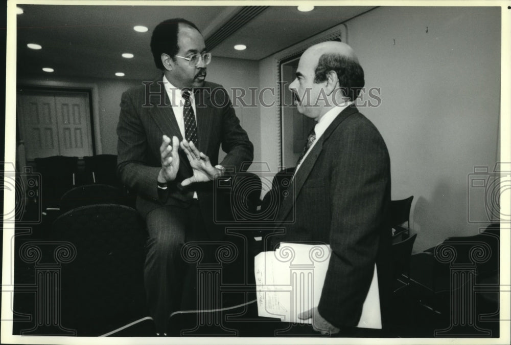 1990 Press Photo PA Democratic William Gray III confers with Jon Plebani