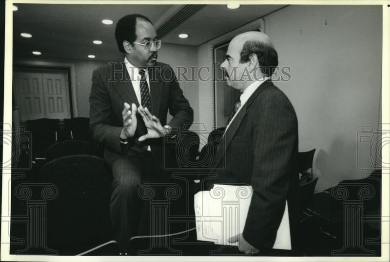 Load image into Gallery viewer, 1990 Press Photo PA Democratic William Gray III confers with Jon Plebani
