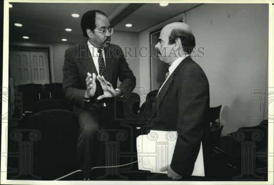 1990 Press Photo PA Democratic William Gray III confers with Jon Plebani