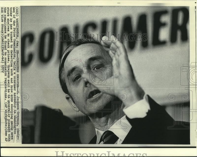 Load image into Gallery viewer, 1972 Press Photo Price Commission Chairman Jackson Grayson at consumer assembly
