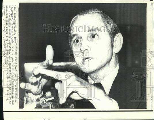 1973 Press Photo Jackson Grayson testifies at Senate Banking Committee