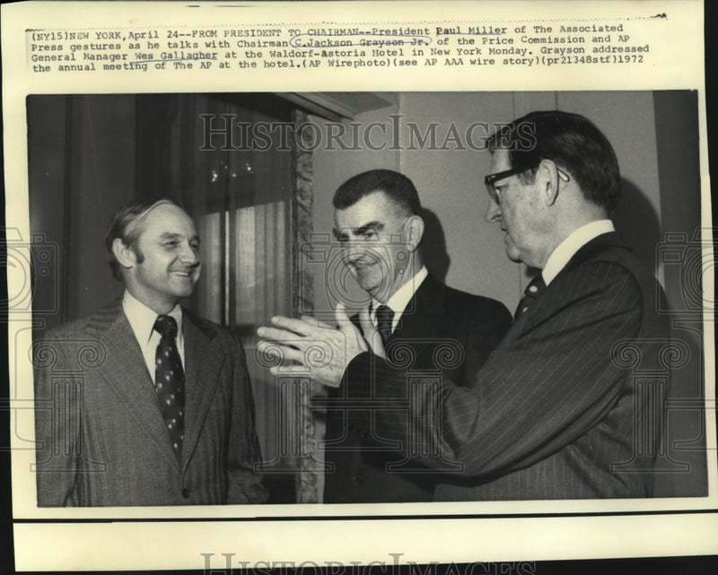 Load image into Gallery viewer, 1972 Press Photo Price Commissioner Jackson Grayson &amp; others at AP meeting in NY
