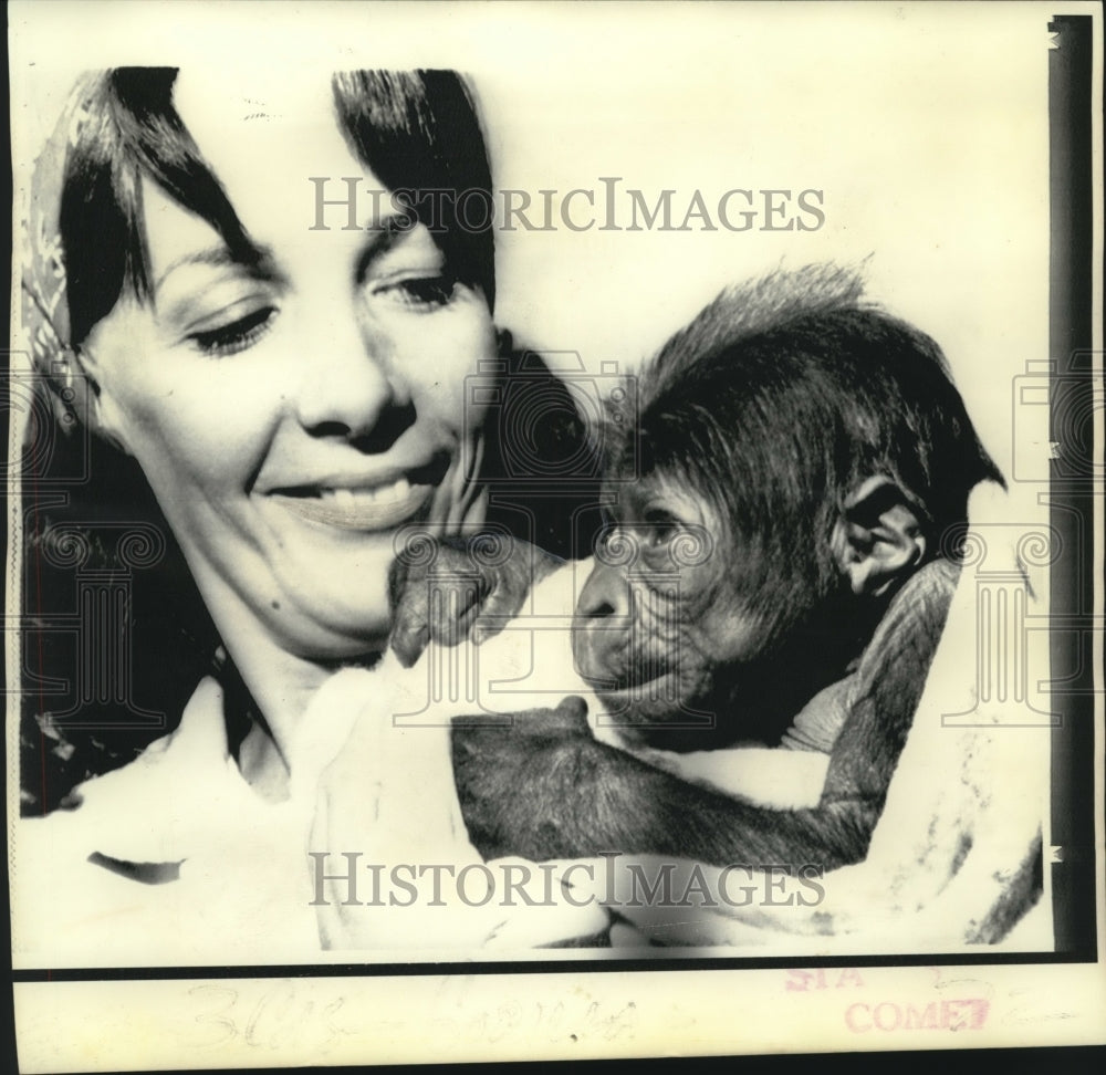 1973 Press Photo San Diego Zoo&#39;s baby gorilla Jim with attendant Sue Schraeded