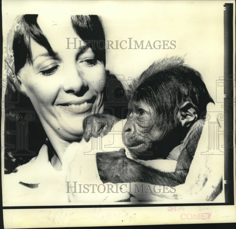 Load image into Gallery viewer, 1973 Press Photo San Diego Zoo's baby gorilla Jim with attendant Sue Schraeded

