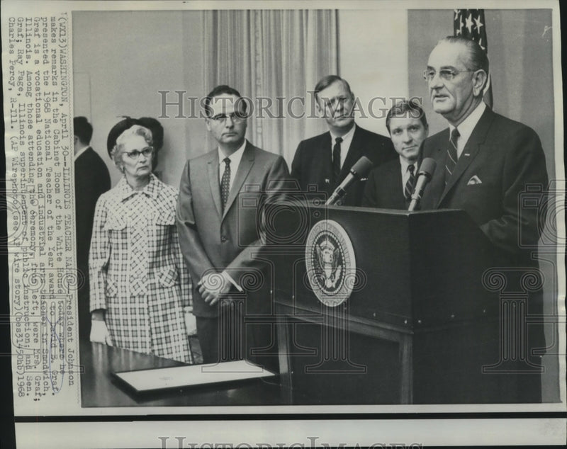 Load image into Gallery viewer, 1968 Press Photo President Johnson awards David Graf with Teacher of the Year
