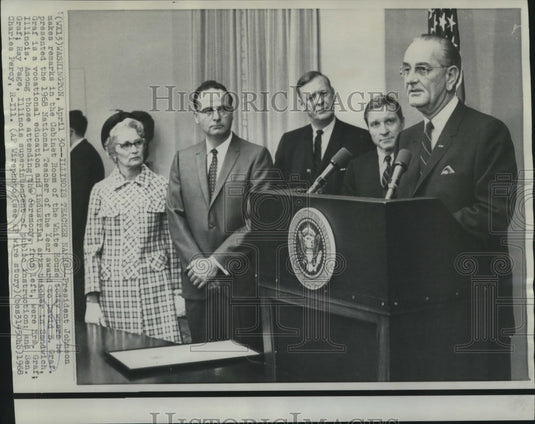 1968 Press Photo President Johnson awards David Graf with Teacher of the Year