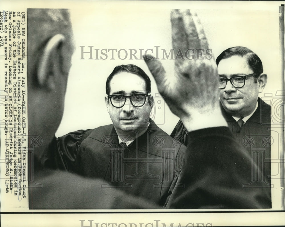 1971 Press Photo Judge Ainsworth swears in Judge Gordon as Judge West looks on