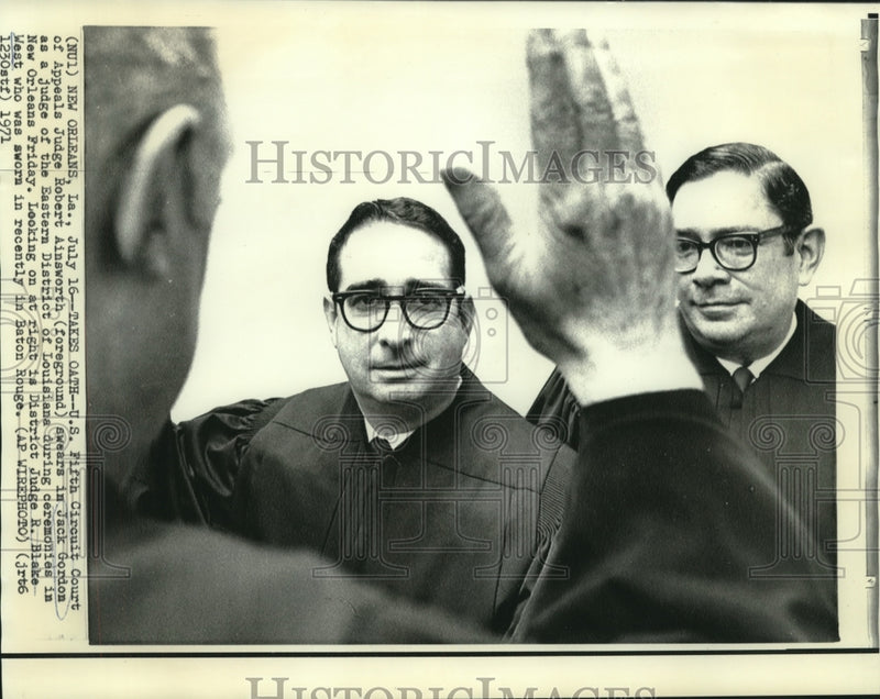 Load image into Gallery viewer, 1971 Press Photo Judge Ainsworth swears in Judge Gordon as Judge West looks on

