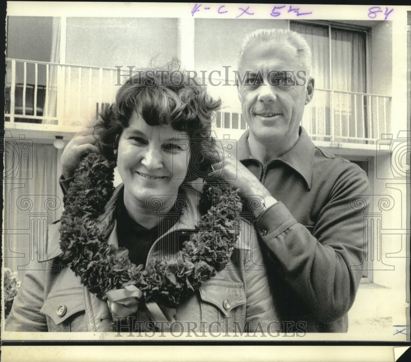 Load image into Gallery viewer, 1974 Press Photo Minnesota coach Bud Grant places "good luck lei" on wife's neck

