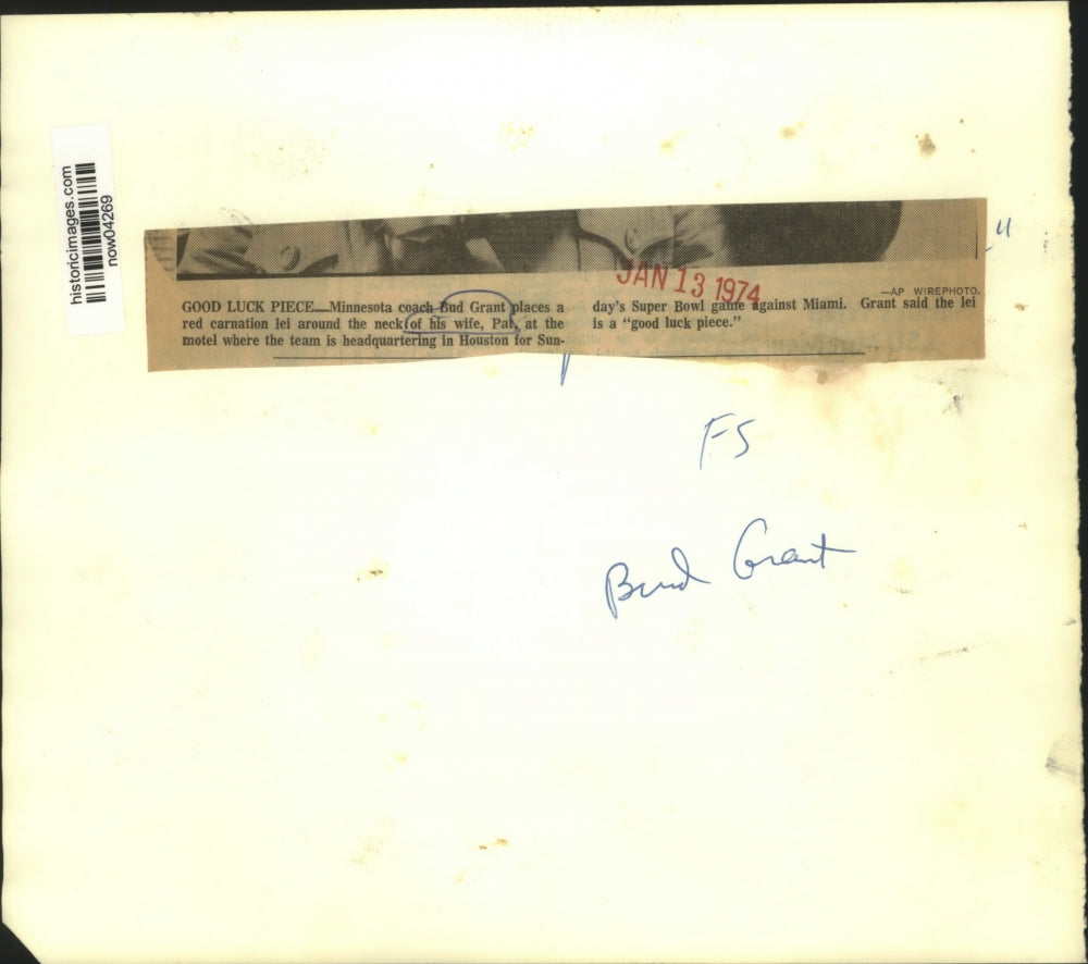 1974 Press Photo Minnesota coach Bud Grant places "good luck lei" on wife's neck