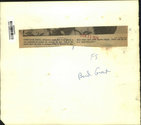 1974 Press Photo Minnesota coach Bud Grant places "good luck lei" on wife's neck