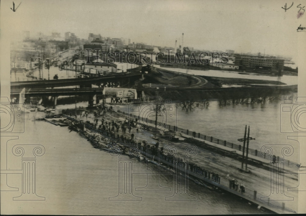 1950 Press Photo Red River threatens Winnipeg&#39;s business center - now04294