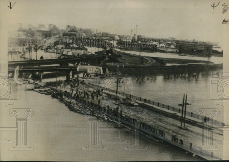 Load image into Gallery viewer, 1950 Press Photo Red River threatens Winnipeg's business center - now04294
