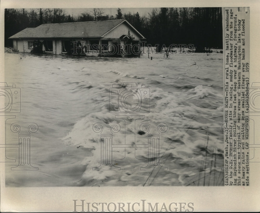 1959 Press Photo Abandoned Bruner rural home sits in ragging Skykomish River