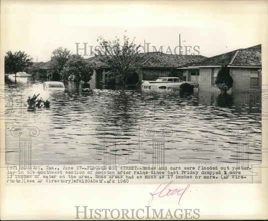 1960 Press Photo Homes and cars flooded in southwest section of Houston, Texas