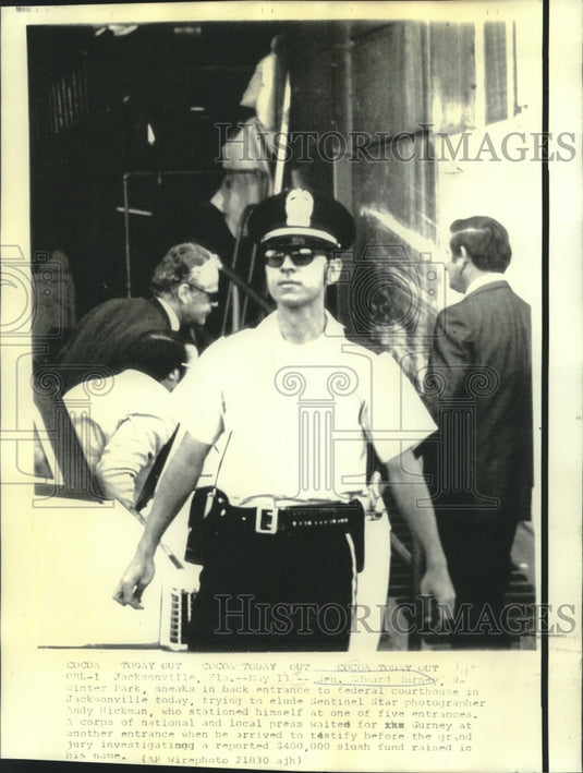 1974 Press Photo Senator Edward Gurney sneaks back into federal courthouse