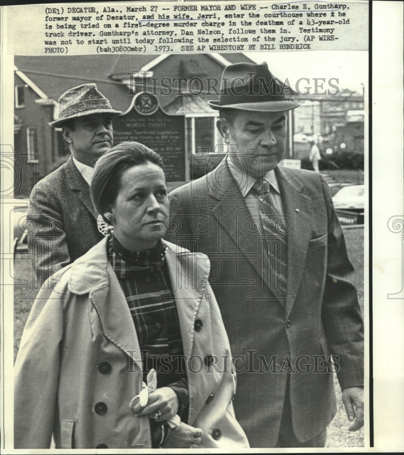 Load image into Gallery viewer, 1973 Press Photo Charles Guntharp, wife Jerri &amp; attorney enter courthouse
