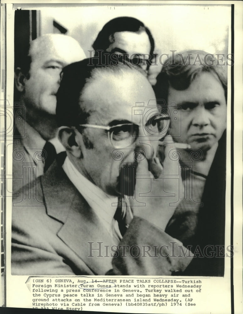 Load image into Gallery viewer, 1974 Press Photo Turkish Foreign Minister Turan Gunes with reporters in Geneva
