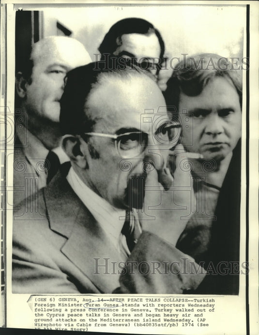 1974 Press Photo Turkish Foreign Minister Turan Gunes with reporters in Geneva