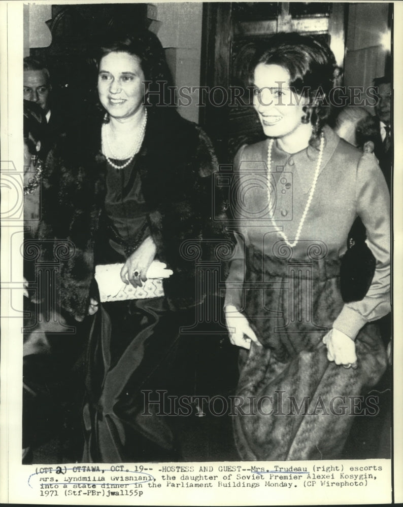 Load image into Gallery viewer, 1971 Press Photo Mrs. Trudeau escorts Mrs. Gvisniani into state dinner in Ottawa
