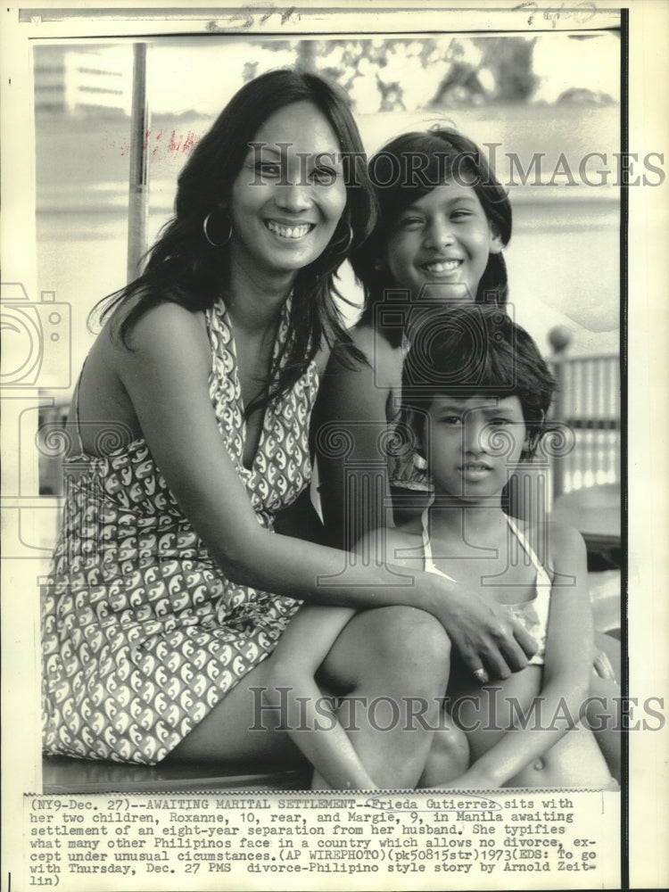 1973 Press Photo Frieda Gutierrez with her children, Roxanne, 10 & Margie, 9