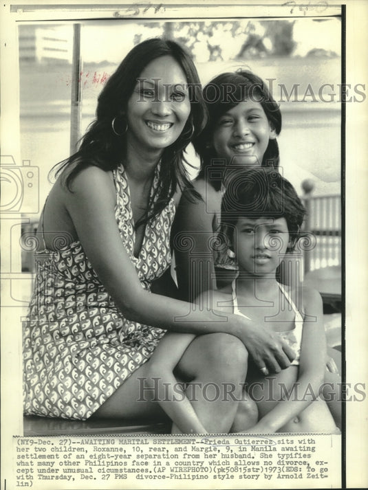 1973 Press Photo Frieda Gutierrez with her children, Roxanne, 10 & Margie, 9