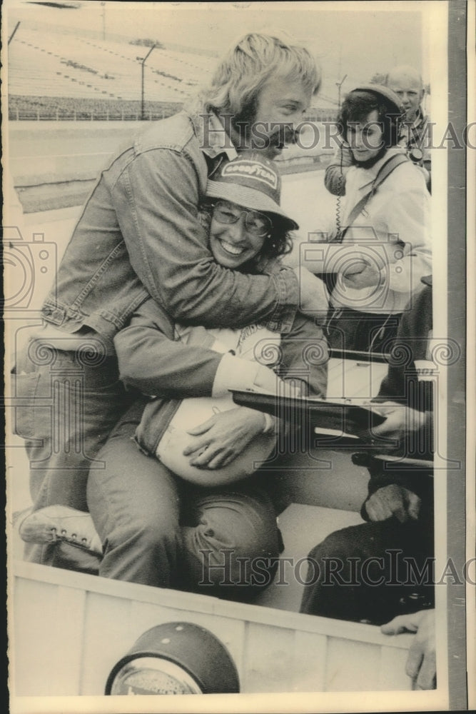 1976 Press Photo Rookie Indy 500 driver Janet Guthrie gets hug from crew member