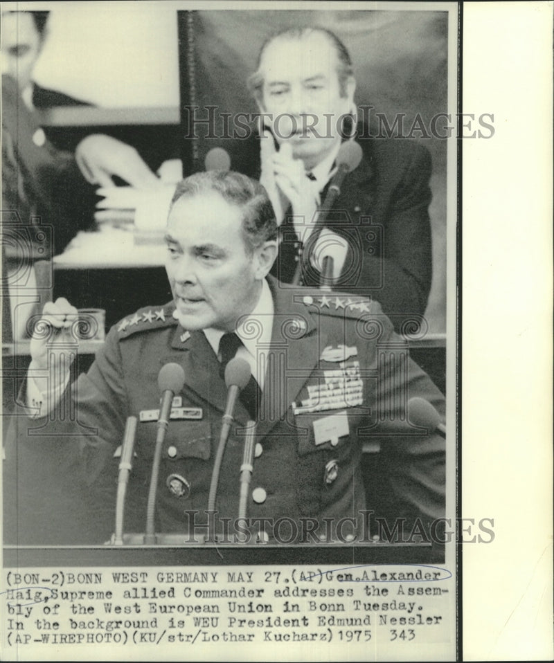Load image into Gallery viewer, 1975 Press Photo General Alexander Haig addresses Bonn Assembly with others
