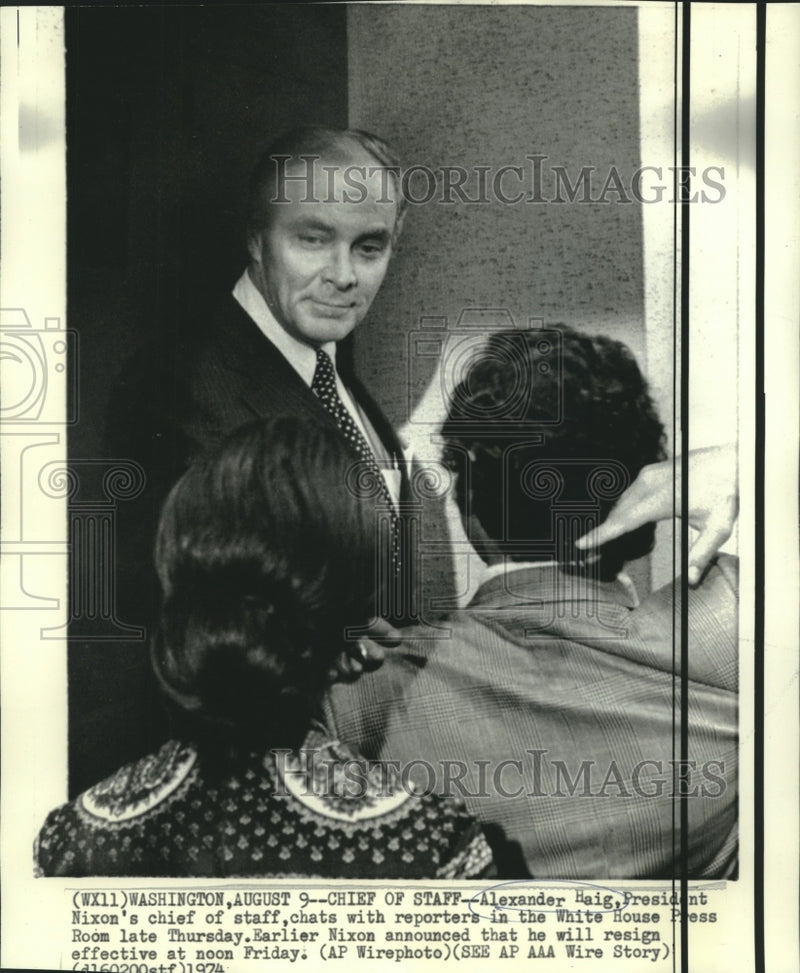 Load image into Gallery viewer, 1974 Press Photo Chief of Staff Alexander Haig with reporters at White House
