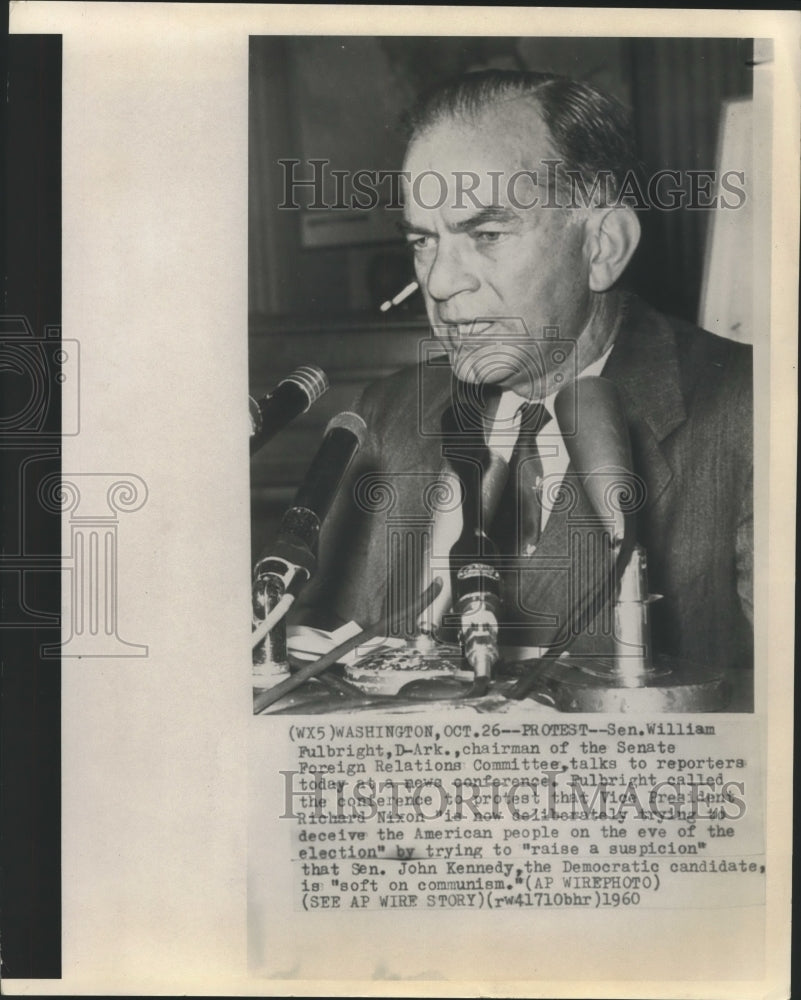 1960 Press Photo Senator William Fulbright talks with reports at news conference