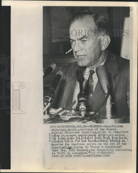 1960 Press Photo Senator William Fulbright talks with reports at news conference