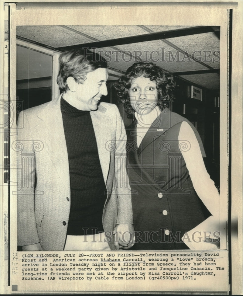 Load image into Gallery viewer, 1971 Press Photo David Frost and Diahann Carroll arrive at London airport
