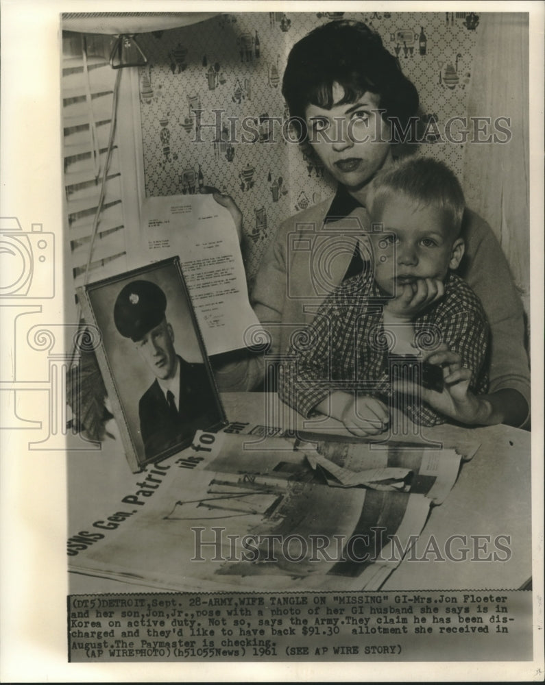 1961 Press Photo Mrs. Jon Floeter says her husband is in Korea, Army says no.