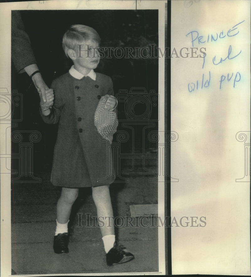 Load image into Gallery viewer, 1968 Press Photo Prince Edward's first day of school - now04503
