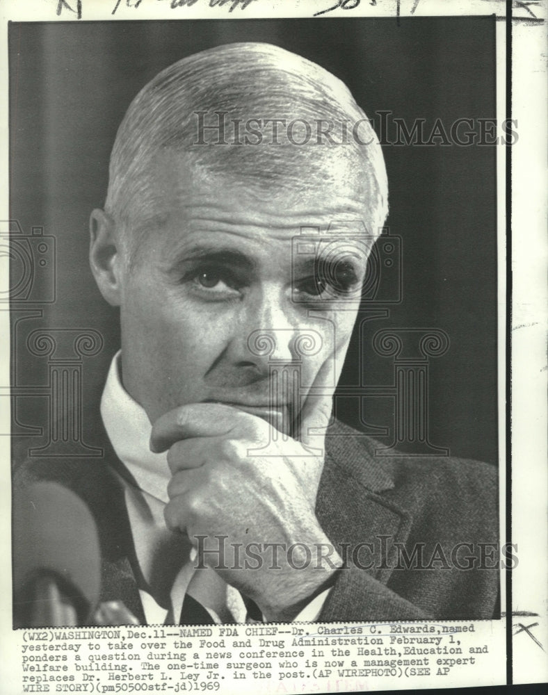1969 Press Photo Dr. Charles Edwards of FDA answers questions at news conference