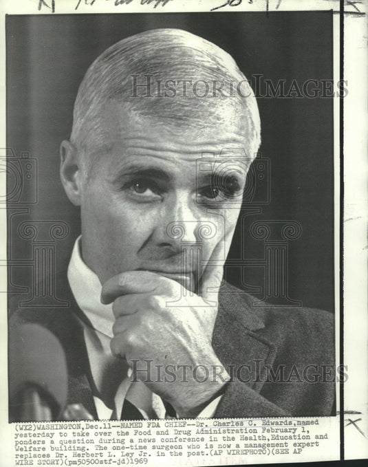 1969 Press Photo Dr. Charles Edwards of FDA answers questions at news conference