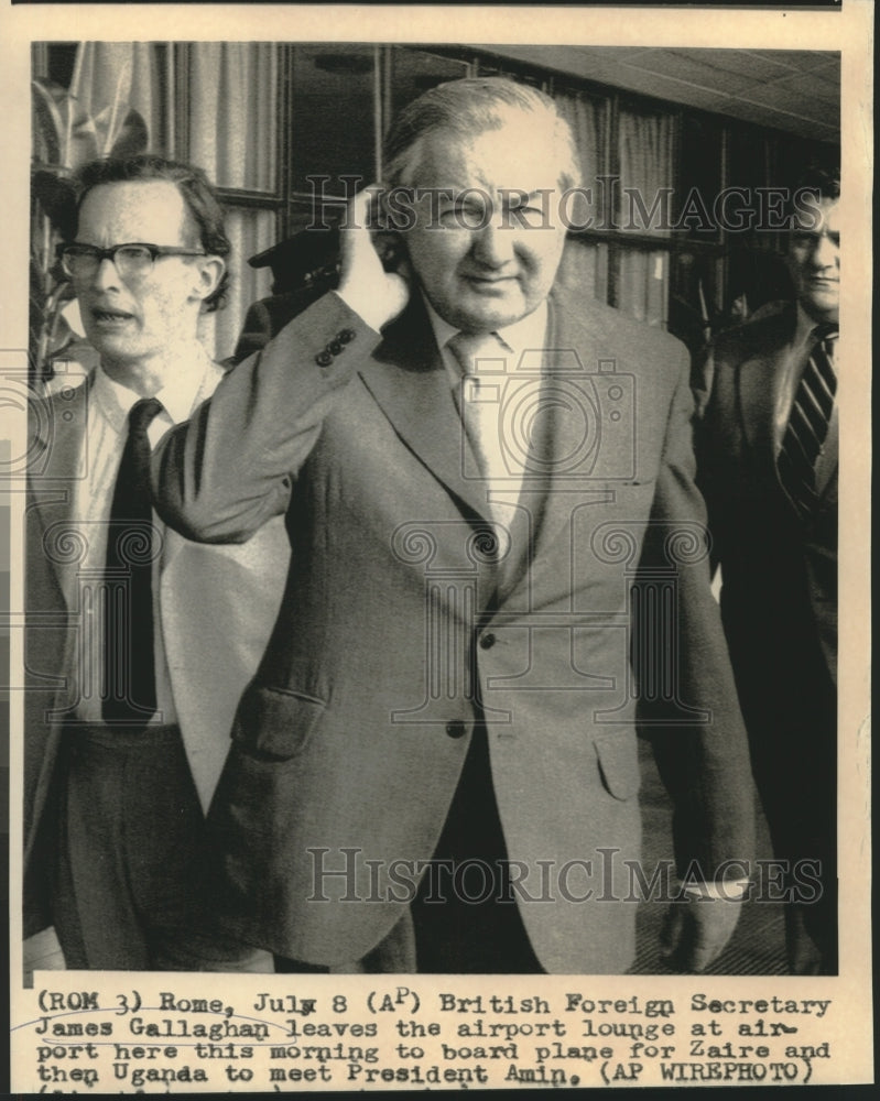 1975 Press Photo British Foreign Secretary James Gallaghan boards plane in Italy