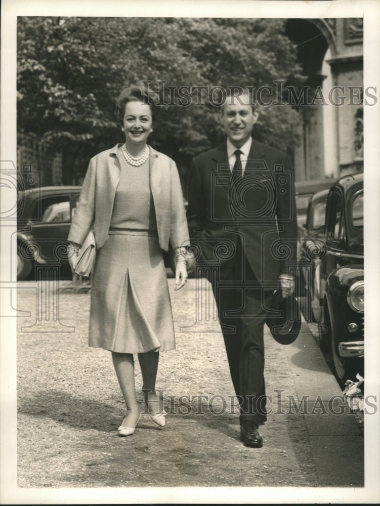 Load image into Gallery viewer, 1961 Press Photo Olivia de Havilland and husband Pierre Galland in Paris
